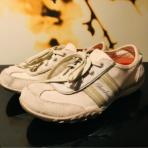 Skechers Breathe Easy - Little Gem Women Fashion Sneaker (6)